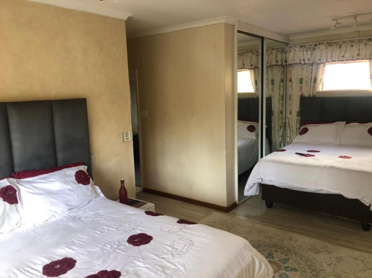 Phomolong Guest House, Westgate, Roodeporte Roodepoort Bagian luar foto